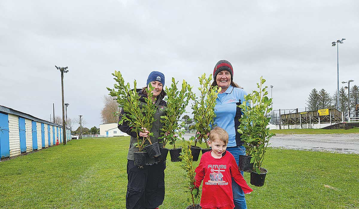 Holly Laundon with Charlie and Vicky Jagersma FBTW