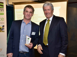 The new chairperson of the Federated Farmers Arable Industry Group, Colin Hurst (left), pictured when Agriculture Minister Damien O&#039;Connor presented him with the 2019 &#039;Arable Farmer of the Year&#039; Award. 