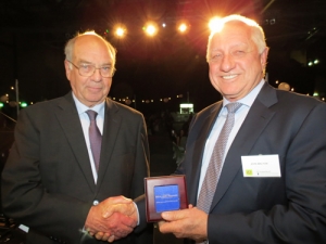 Sir Brian Elwood with Oceanic's John Malyon.