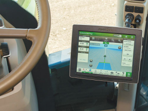 The JD 4640 Universal Display enables customers to use the most common and popular JD applications, including AutoTrac and Section.