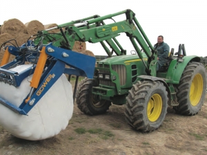 ￼The Goweil bale slicer does the job for you.