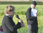 AgResearch senior scientist Robyn Dynes discusses the Forages For Reduced Nitrates programme alongside event facilitator Richard Robinson during the open day on the Wright’s farm.