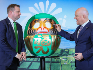 Zespri chairman Nathan Flowerday and Prime Minister Christopher Luxon performing the ancient Japanese tradition of Dharma eye drawing.