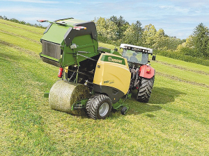 The hydraulically operated clamp secures the bale, removing its momentum as it leaves the chamber.