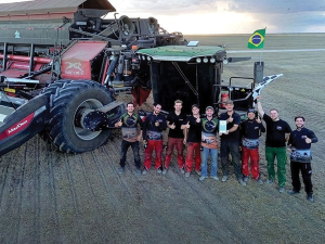 A Nexat gantry set a new world record, by harvesting 637.76t of soybeans off 158.16ha in just eight hours.