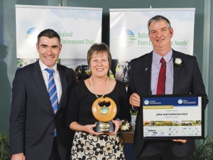 John and Catherine Ford with Primary Industries Minister Nathan Guy, winners of the 2015 Gordon Stephenson trophy.
