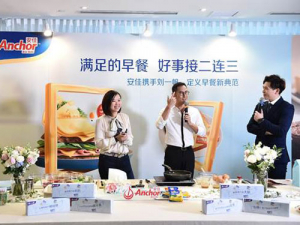 Caption: In middle, Michelin star chef Steven Liu.
