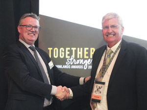Farmlands chief executive Peter Reidie shakes hands with NZ National Fieldays Society head Peter Nation.
