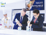 Fonterra chief executive Miles Hurrell and Greater China chief executive Teh-han Chow try out the new bakery cream in Shanghai this month.