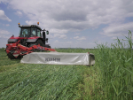The mowing unit is suspended from the chassis at its centre, allowing efficient ground following
