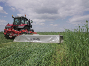 The mowing unit is suspended from the chassis at its centre, allowing efficient ground following