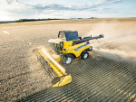 New Holland’s new CR8 80 combine in action.