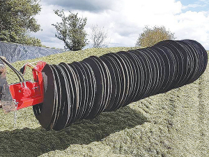The TyreShift mounts onto pallet tines and features a heavy-duty boom that incorporates a hydraulically driven chain with specially made links that grip the tyres.