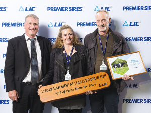 Illustrious’ breeders, Jacki and Graeme Barr, were presented with the honour at LIC’s annual Breeders’ Day event in Hamilton recently. Also in the picture is Simon Worth, LIC.