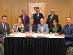 From left to right: David Teulon (B3), Jen Scoular (NZ Avocado), Allan Pollard (Pipfruit NZ), Barry O&#039;Neill (KVH), Rebecca Fisher (NZ Citrus Growers Inc), Andrew Coleman (MPI). Top row: Martyn Dunne (MPI),  Minister for Primary Industries, Hon Nathan Guy, Philip Manson (NZ Wine Growers).