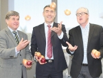 Primary Industries Minister Nathan Guy and Onions NZ chief executive Michael Ahern.
