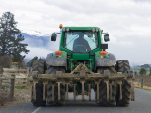 Transporting New Zealand backs review of farm tractor road rules
