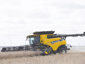 CASE IH and New Holland Agriculture have partnered with MacDon Industries to manufacture co-branded draper headers, designed for both companies’ combine harvesters.