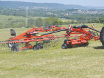 Kuhn’s new twin-rotor rake uniquely also features a 1.8m central pick-up assembly.
