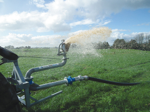 The oscillating spreading head moves left to right as effluent hits the plate, creating large droplets that fall gently to the ground.